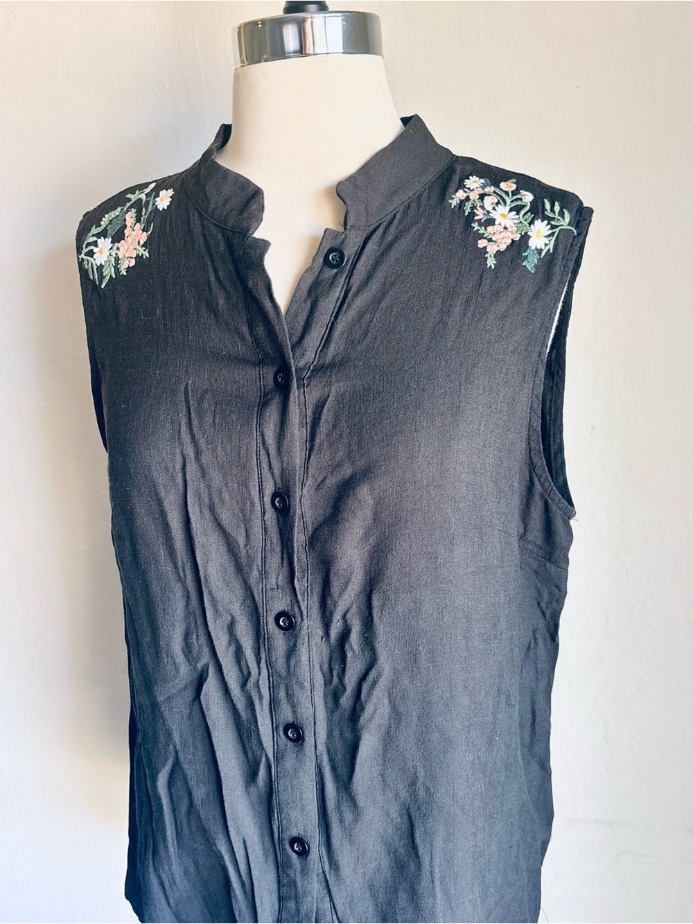 Sleeveless Charcoal Gray Button-Front Top with Floral Embroidery - Picture 2 of 3
